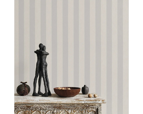 Decoratief gestreept behang in een heldere kamer.