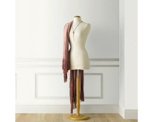 Paspop met sjaal en ketting