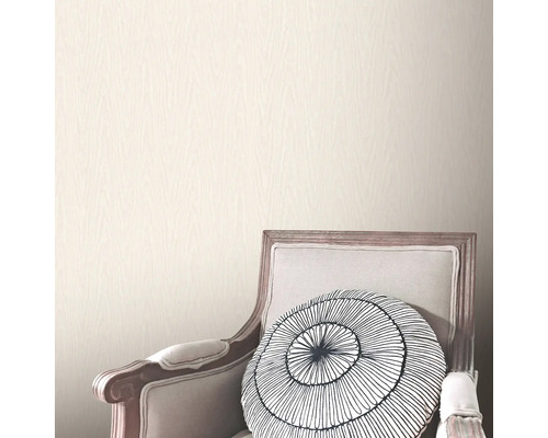 Close-up van een muur met houten structuurbehang en een stoel met kussen