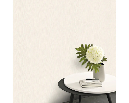 Decoratief behang met houten structuur in de kamer met tafel en bloemen