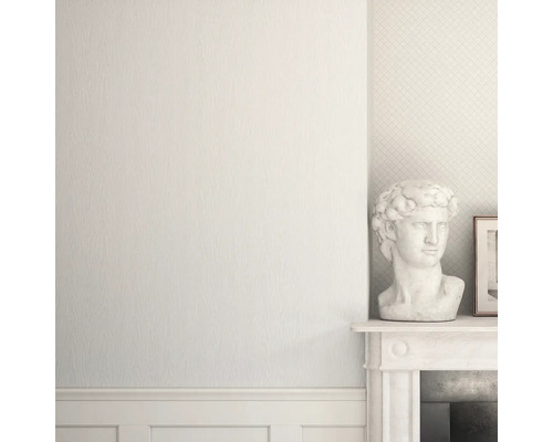 Lichte muur met patroonbehang en decoratie op een schoorsteenmantel