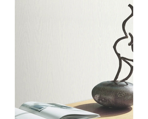 Licht houtlook behang op een tafeldecoratie met boek en sculptuur