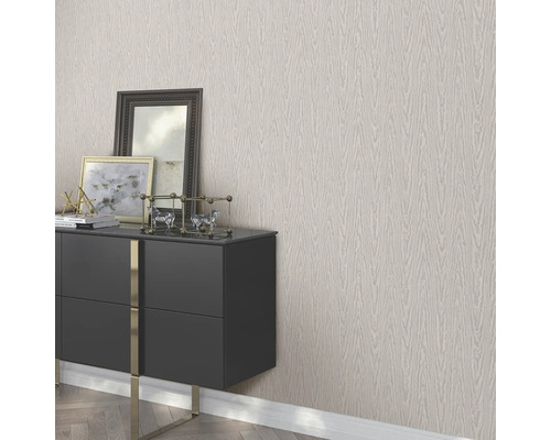 Decoratief behang met houtnerf in interieur met dressoir