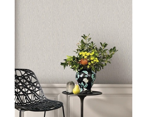 Decoratief interieur met behang in houtlook, stoel en tafel met bloemenvaas.