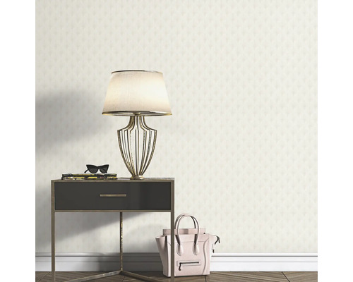 Scène met behang met patroon, nachtkastlamp, handtas en nachtkastje