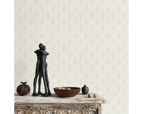 Decoratie-idee met behang met patroon, sculptuur en houten schaal op een tafel