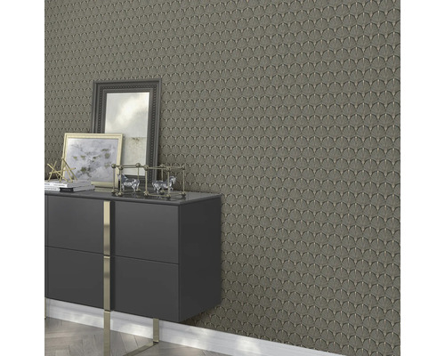 Woonkamer met dressoir, decoratie en behang met patroon