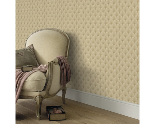 Scène met beige behang met waaiermotief en versierde fauteuil