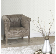 Decoratief interieur met fauteuil, zilverkleurige vaas en behang met motief