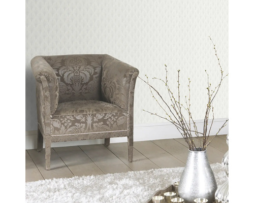 Decoratief interieur met fauteuil, zilverkleurige vaas en behang met motief