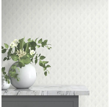 Decoratief behang met waaierpatroon en bloemen in vazen op een marmeren oppervlak.