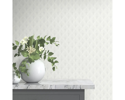 Decoratief behang met waaierpatroon en bloemen in vazen op een marmeren oppervlak.