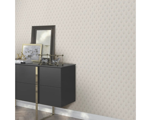 Woonkamer met patroonbehang en commode