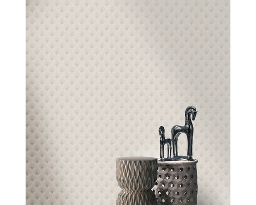 Behang met patroon en decoratieve figuren op kleine tafels.