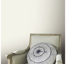 Beige behang met stoel en kussen