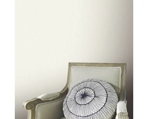 Beige behang met stoel en kussen