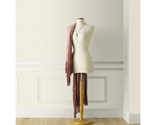 Lichte kamer met gestructureerd behang en een paspop met sjaal