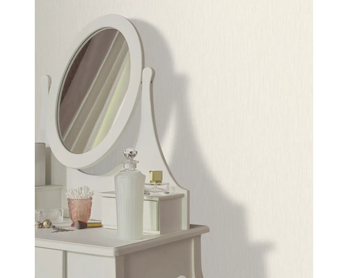 Lichtkleurig behang in slaapkamer met kaptafel en spiegel