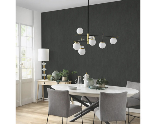 Eetkamer met eettafel, stoelen, lamp en behang