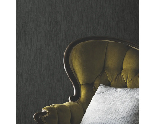 Close-up van een gestructureerd behang en een fauteuil