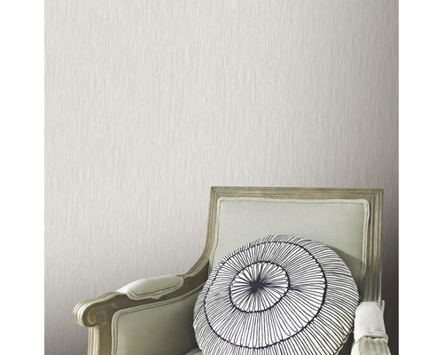 Muur met structuurbehang naast fauteuil met kussen