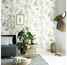 Lichte kamer met bamboepatroonbehang, bank, planten en decoratie