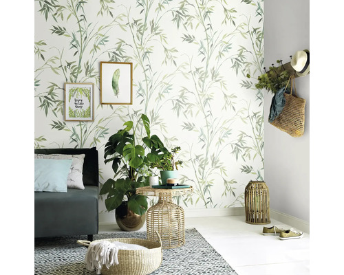 Lichte kamer met bamboepatroonbehang, bank, planten en decoratie