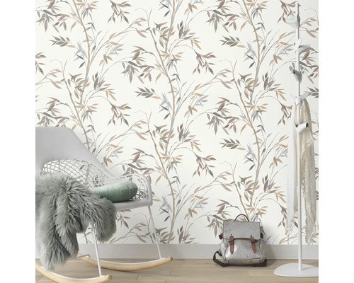 Kamerweergave met bloemenbehang, stoel, kapstok en tas.