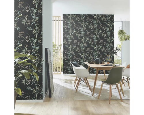 Eetkamer met behang met bamboeprint, eettafel en stoelen.