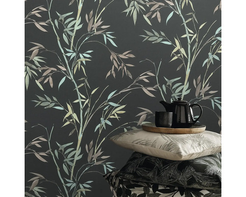 Behang met bamboepatroon, theepot en kussens op een stapel