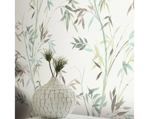 Behang met bamboepatroon en vaas met planten