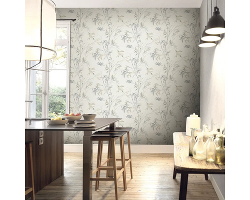 Interieur met behang met plantenmotief, keukentafel en raam