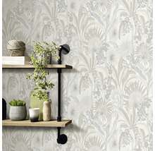 Behang met plantenmotief en wandplank met decoratie