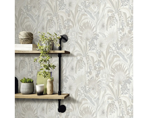 Behang met plantenmotief en wandplank met decoratie