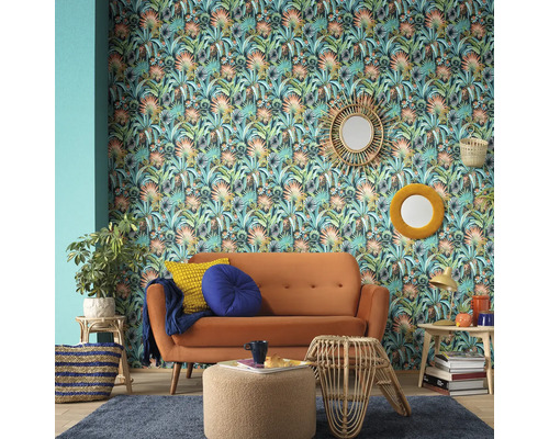 Woonkamer met patroonbehang, bank en decoratieve elementen voor een levendige sfeer