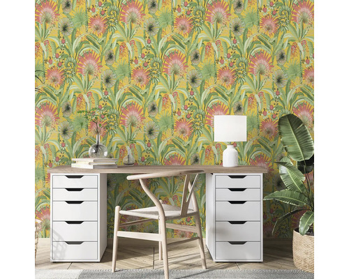 Kantoor met bureau, stoel, tafellamp en geel behang met plantenpatroon