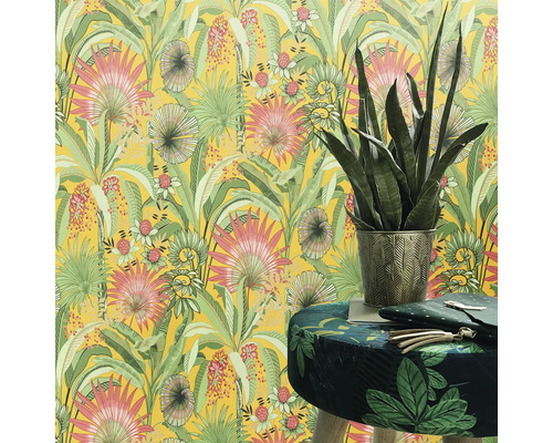 Geel behang met plantenpatroon, potplant en kruk