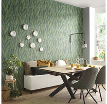 Eetkamer met eettafel, stoelen, bank, decoratie en groen bladbehang
