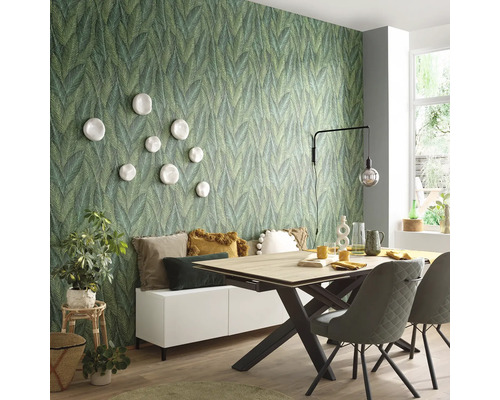 Eetkamer met eettafel, stoelen, bank, decoratie en groen bladbehang