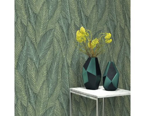 Decoratief behang met bladerdesign, twee vazen en een tafel