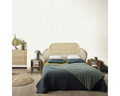 Slaapkamer met tweepersoonsbed, nachtkastjes, ladekast en vloerkleed