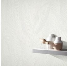 Wand met gestructureerd patroon en decoratie op een plank