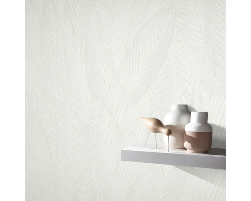 Wand met gestructureerd patroon en decoratie op een plank