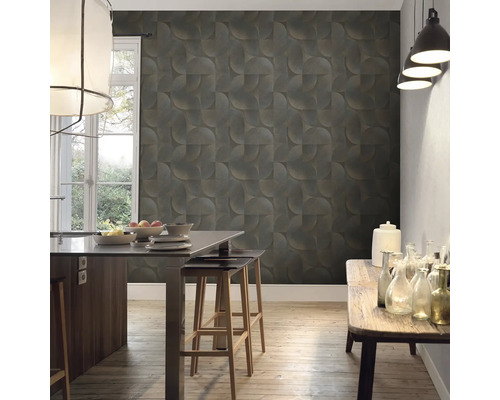 Keuken met patroonbehang, keukentafel en raam