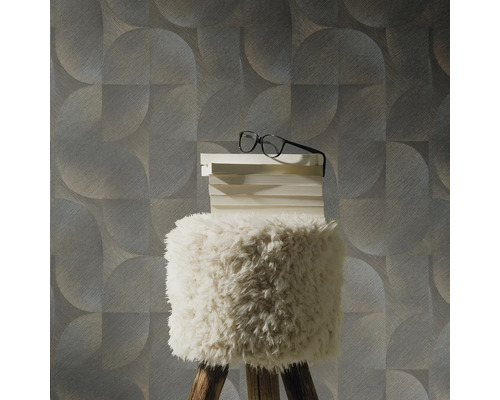 Interieur met behang met patroon, kruk, stapel boeken en bril