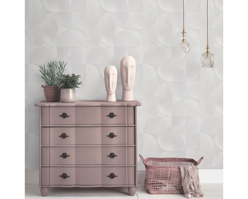 Kamerweergave met dressoir, decoratie en behang met patroon