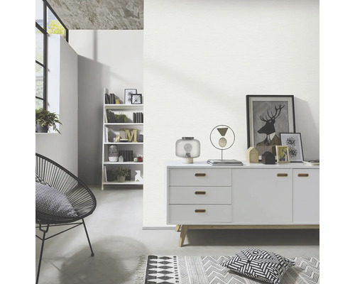 Moderne woonkamer met witte muur, dressoir, rekken en stoel