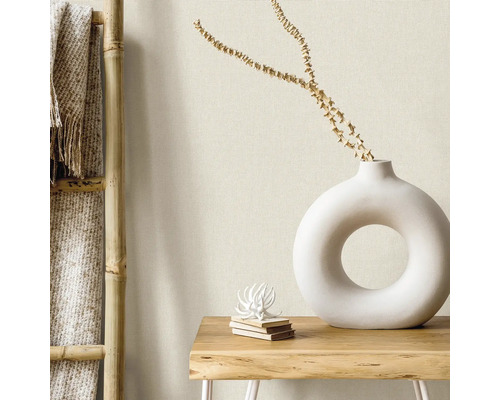 Decoratieve scène met vaas, stapel boeken en bamboe ladder tegen een lichte muur