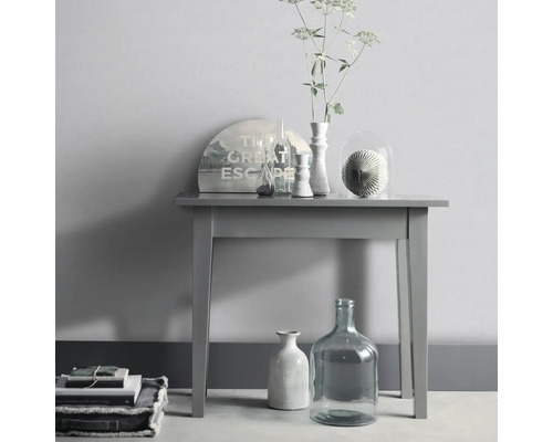 Decoratie met tafel, vazen en decoratieve objecten