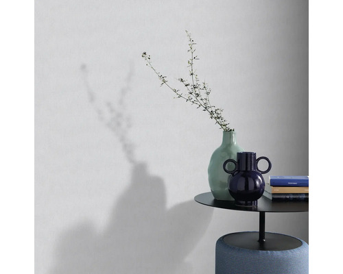 Decoratieve vazen en boeken op een bijzettafel